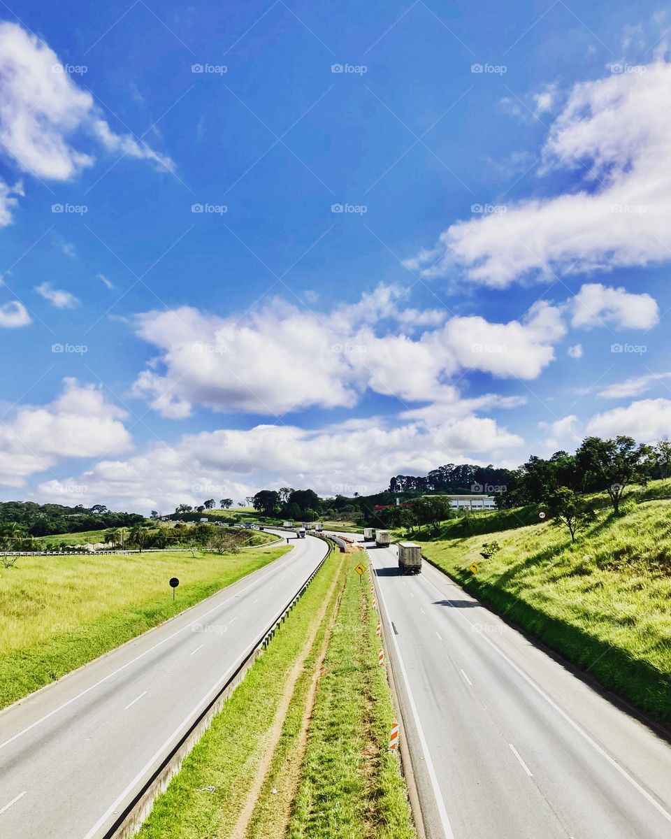 A foto bacana do dia, na Rodovia Dom Pedro: que estradão!

Viva o Interior Paulista. 
