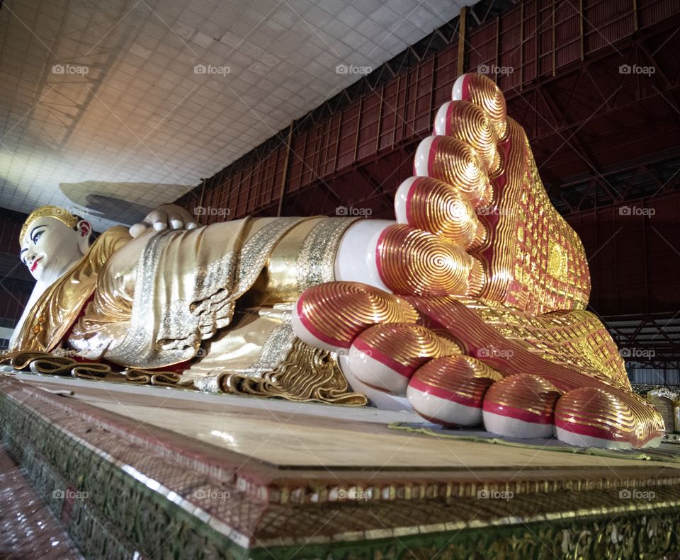 Kyauk Htat Gyi Reclining Buddha that have famous beautiful eyes