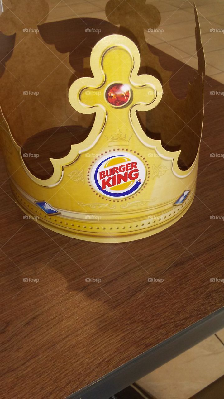 GOLD Burger we King crown eating