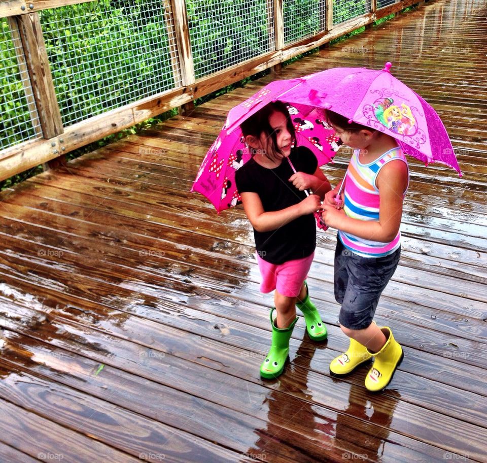 girl play sister park by cable