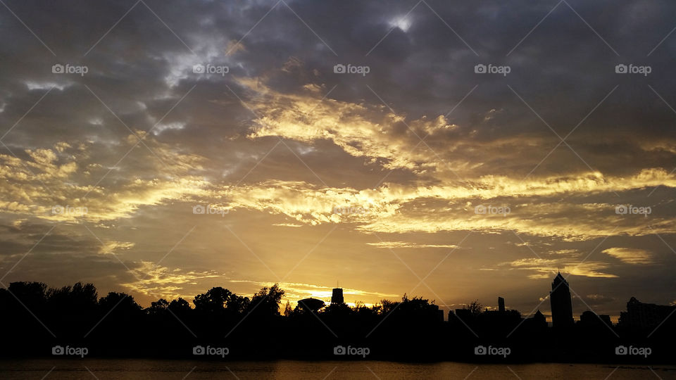 is beautiful shot while I was jogging in Benjakitti Park in Bangkok. Nice view with healthy activity.