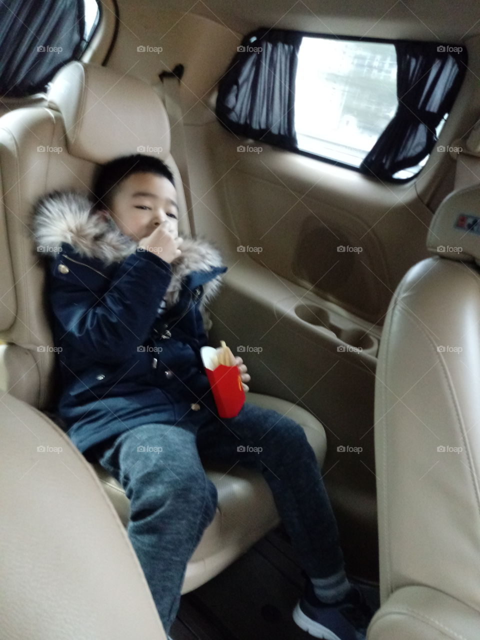 we're on the way to the city and kids needs something eat because of the long hours so they ate this french fries .