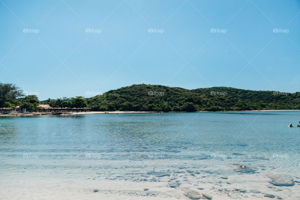 Praia com paisagem linda e fantástica no Brasil, na região do Lagos no Rio de Janeiro, em Búzios. Uma ilha incrível de conhecer!