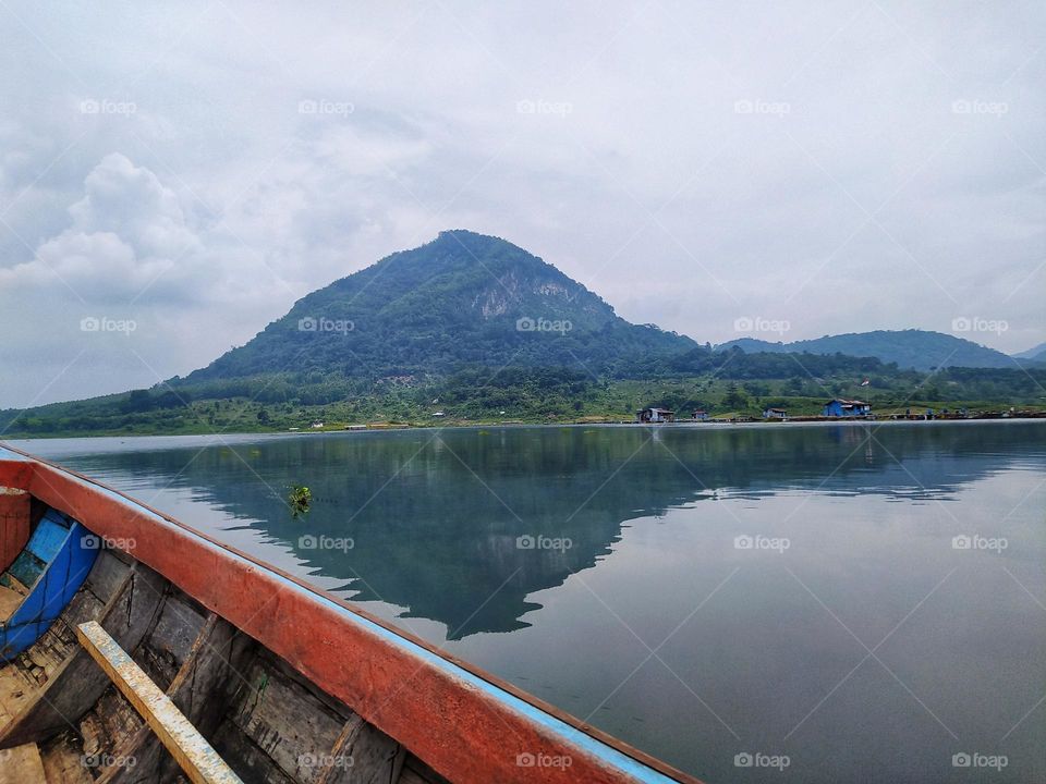 Beautiful view of a lake with mountains in the background