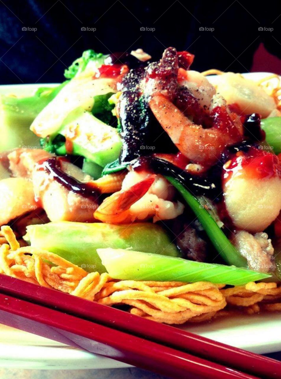 Crispy noodle top with seafood 