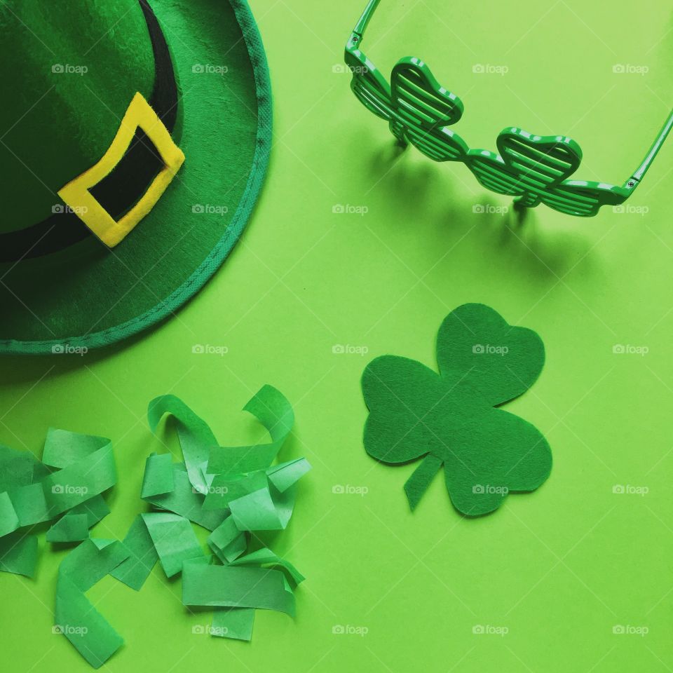 St. Patrick's day, green, leprechaun, beer, green beer, paraphernalia, Ireland, Irish, March 17, clover, lucky, luck, good luck, coins, wealth, hat, leprechaun, pot, confetti, holiday, Wallpaper, background, spectacles, carnival, karnavalnye glasses, green hat, celebration, parade, cocktail, drink, drinking, alcohol, Mixology, drink, top, minimal, festival, party, March, event, accessories, festival glasses, spring, deep green, green, grass, thematic, national, tradition, traditions, traditional, St. Patrick, Patricks, Saint Patrick, patricks, still life, symbol, 