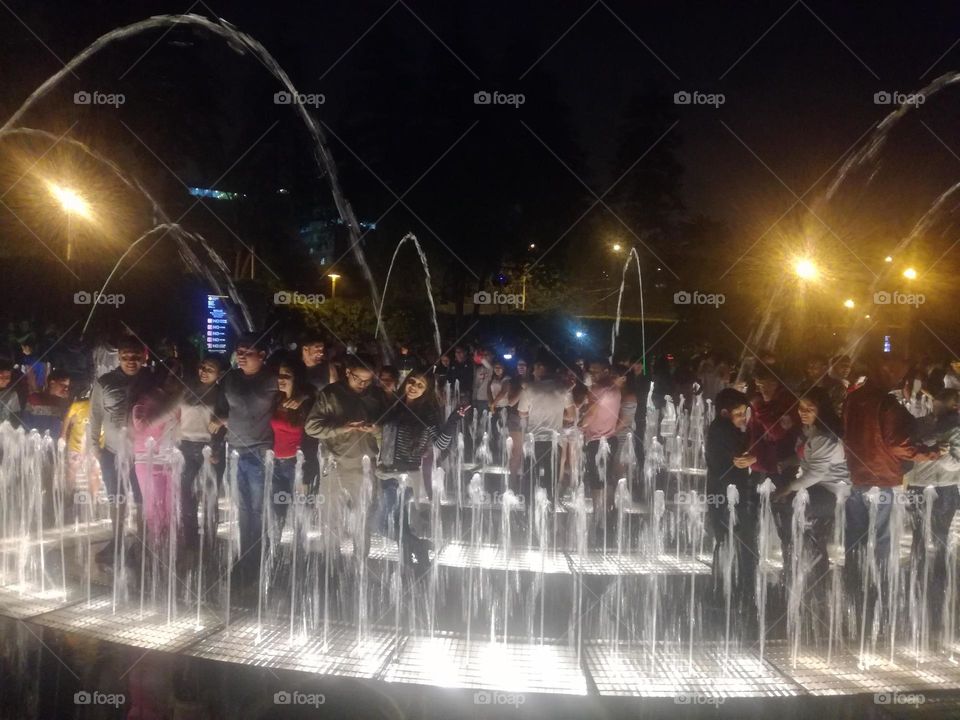 gente en la fuente de agua