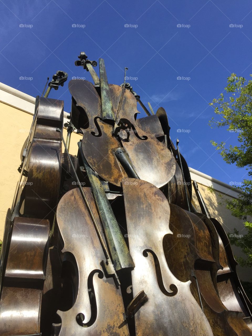 Boca Raton Museum of art . Sculpture with cellos made in bronze 