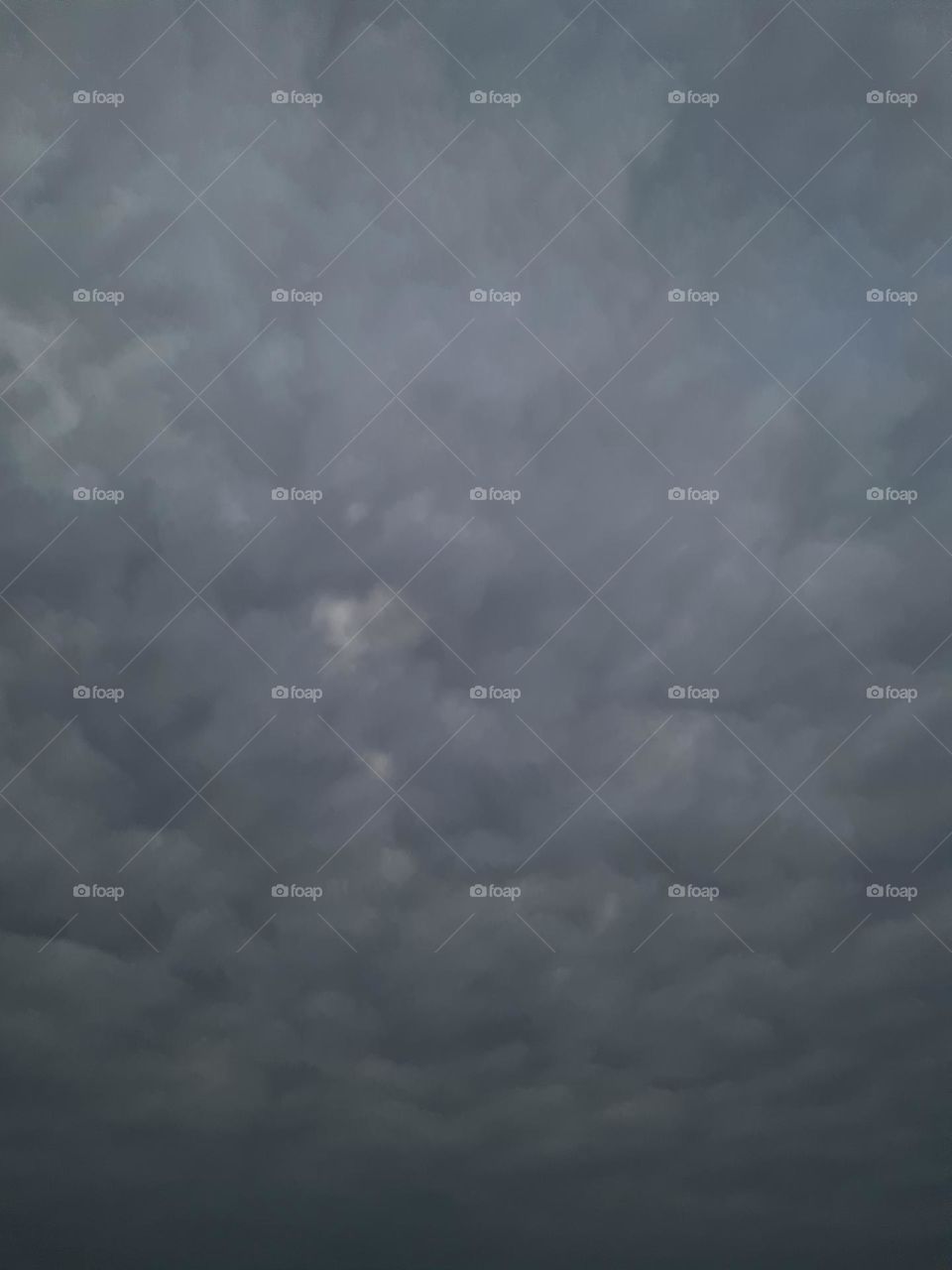 Here is a beautiful set of dark grey and strong clouds. ☁️