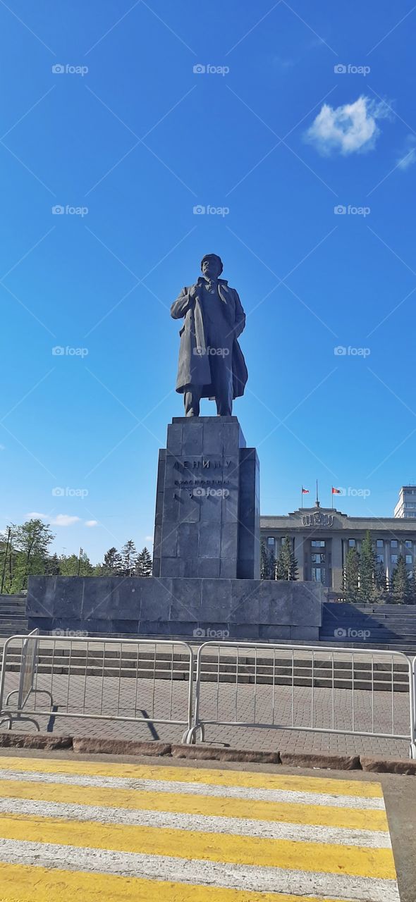 памятник Ленину в центе города