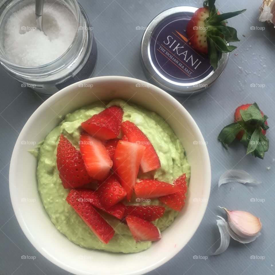 Guacamole with strawberries 