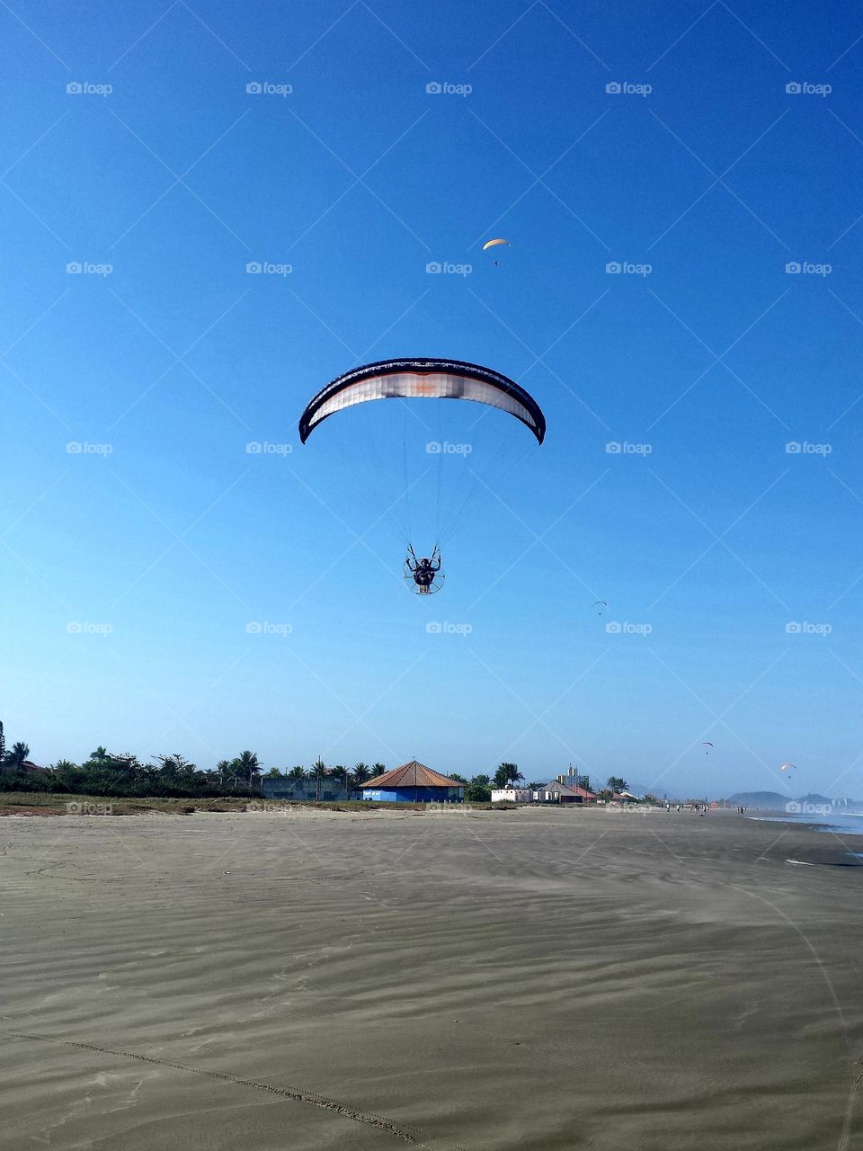 Voar? Sim, voar!
Um convite para uma experiência inesquecível;
Apreciar imagens espetaculares como um pássaro;
Sentir e ouvir o vento e respirar emoção;
Voar de Parapente!
Sim, voar!