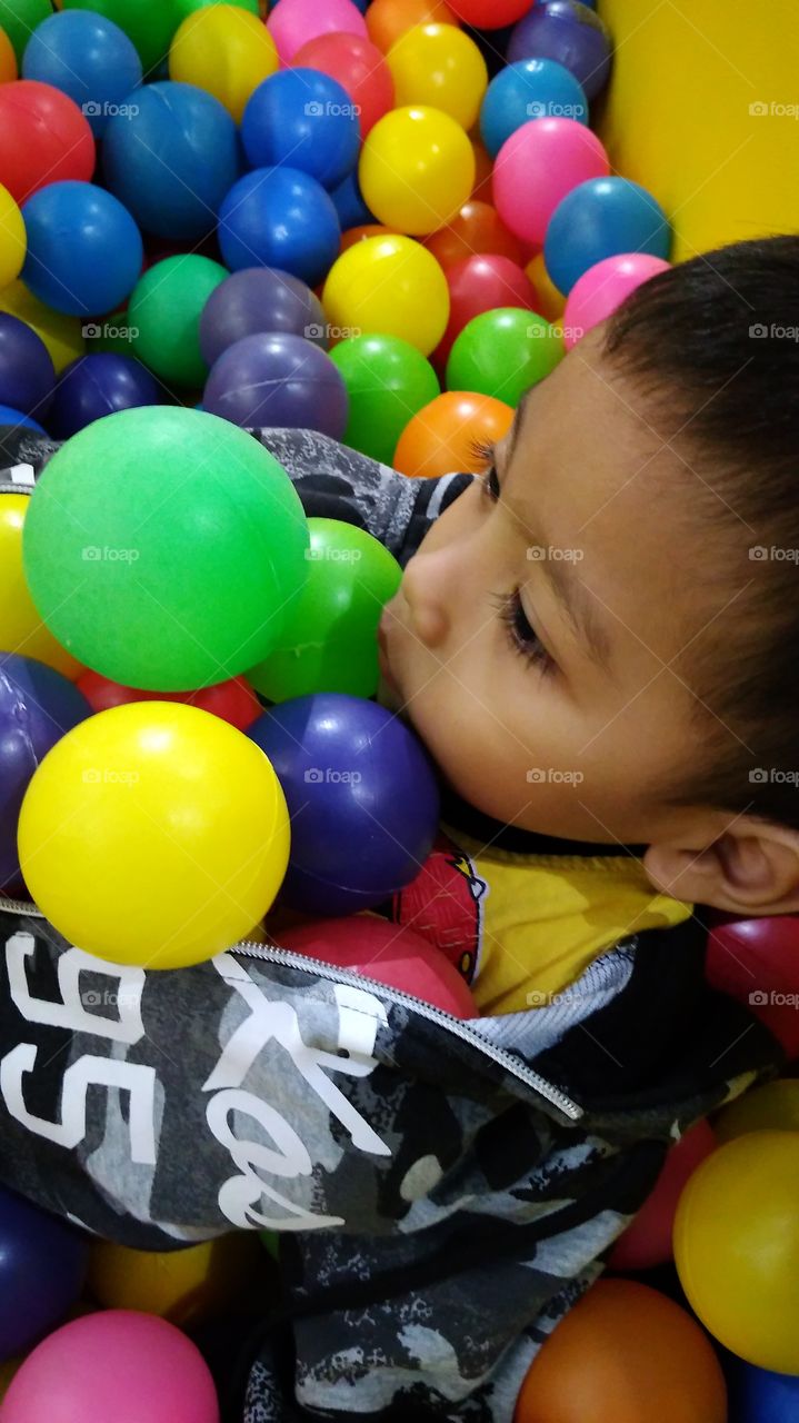 Learn color, learn and play with colored balls