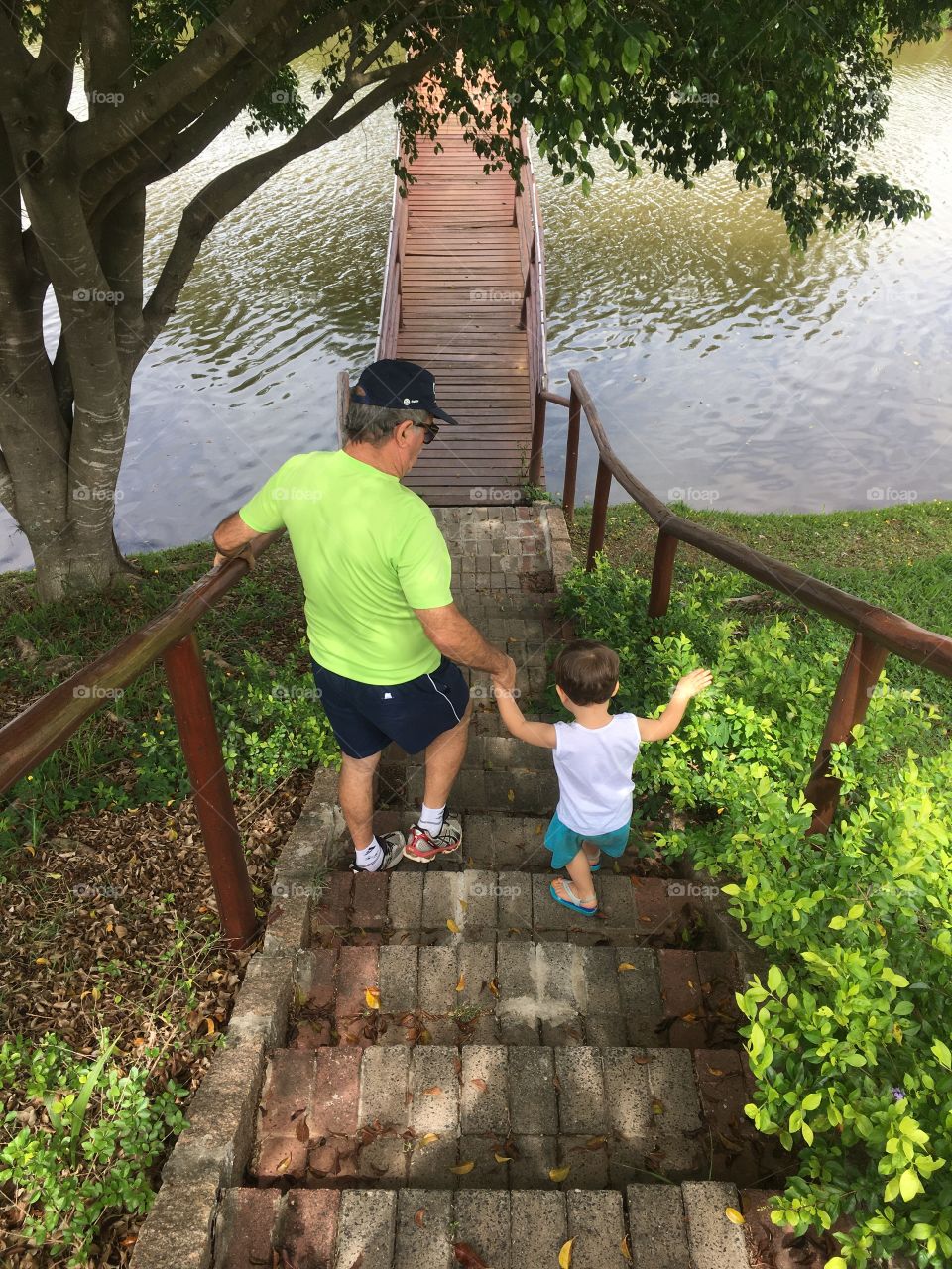 The joy of grandpa playing with his little grandson in the park.  The lake will witness a lot of fun!  Long live the family! / A alegria do vovô brincando com o netinho no parque. O lago será testemunha de muita diversão! Viva a família!