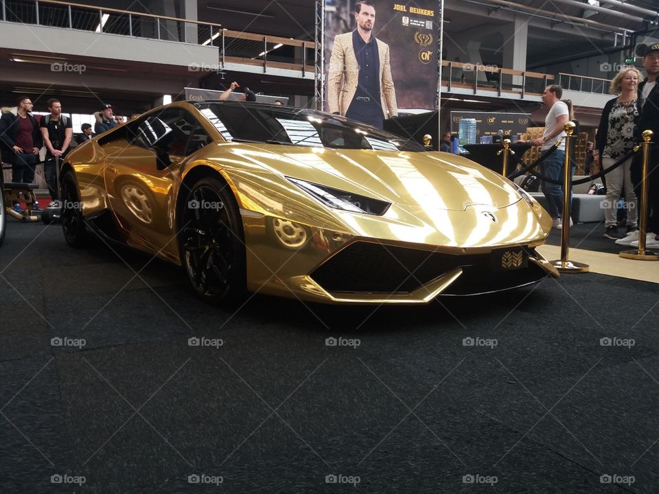 The most ugly huracan in the netherlands: The golden Lamborghini Huracan owned by Joel Beukers