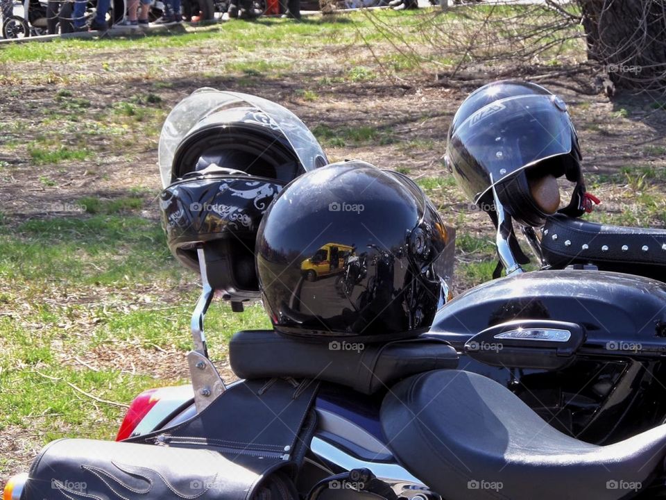 мотоциклетные шлемы на мотоциклах