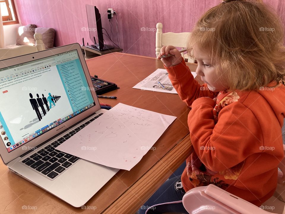 Time to study and help Daddy work.  Are we going to produce a lot with our MacBook?  Thanks for the Mission, Foap and Apple! /Hora de estudar e ajudar o papai a trabalhar. Vamos produzir bastante com nosso MacBook? Obrigado pela Missão, Foap e Apple!