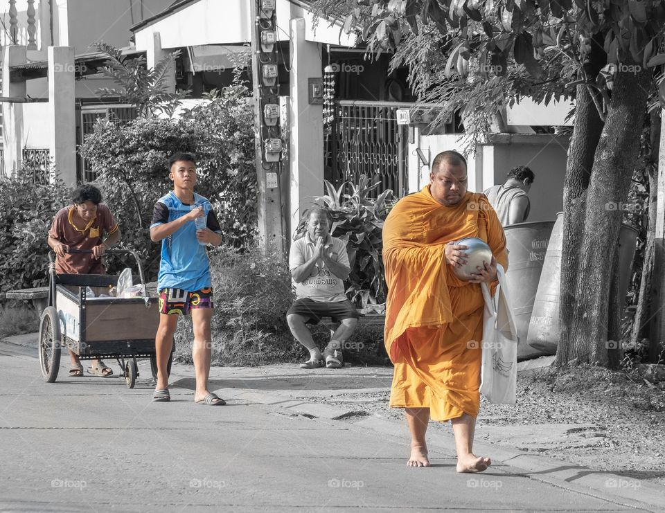 Monk take foods from people 