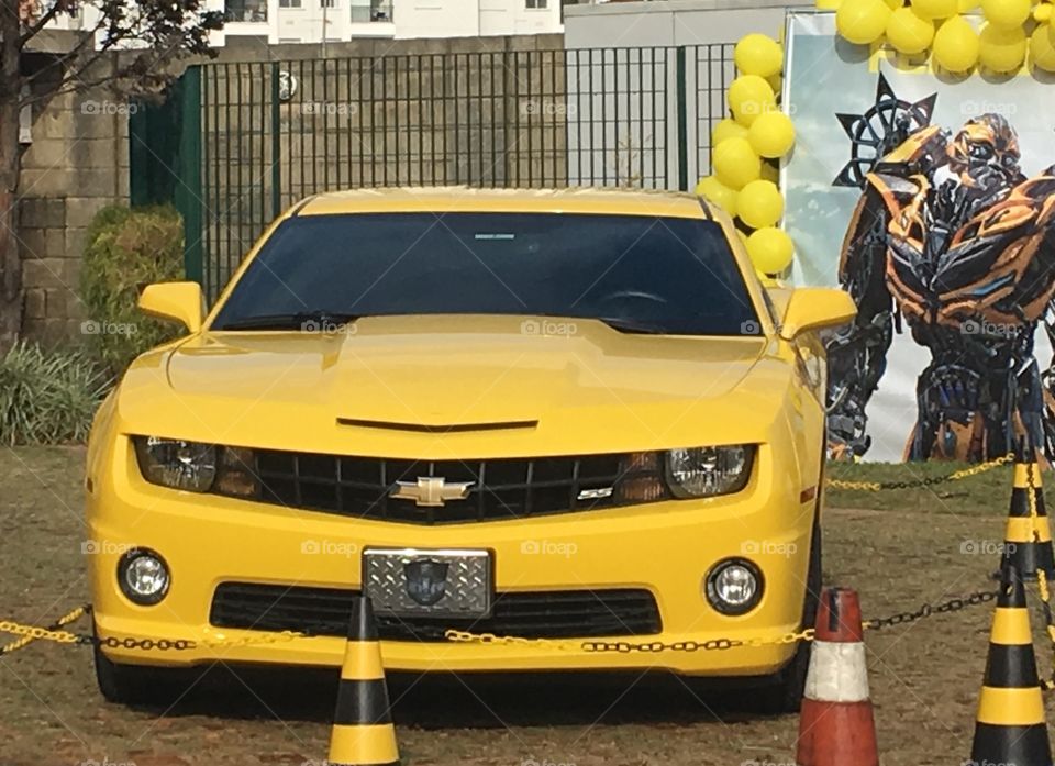 Olha o que encontrei no caminho: um Camaro Amarelo, o mesmo do Transformers!
Ao fundo, o Autoboot equivalente a ele. 
Um evento da Chevrolet no Hotel Quality. 