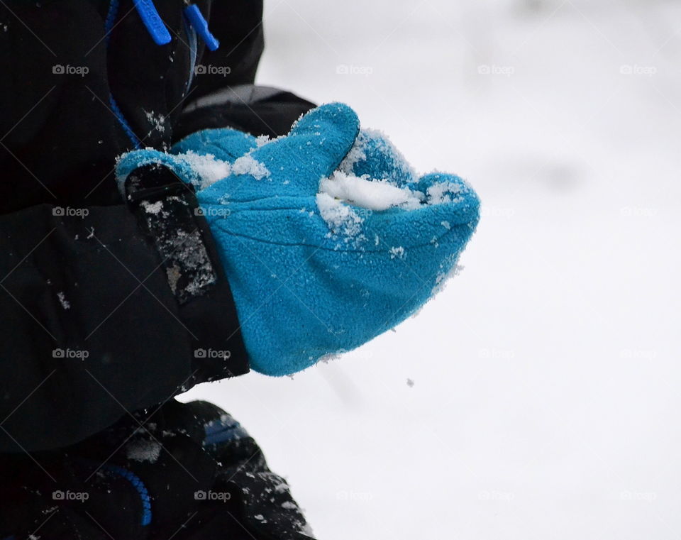 Snowy blue gloves