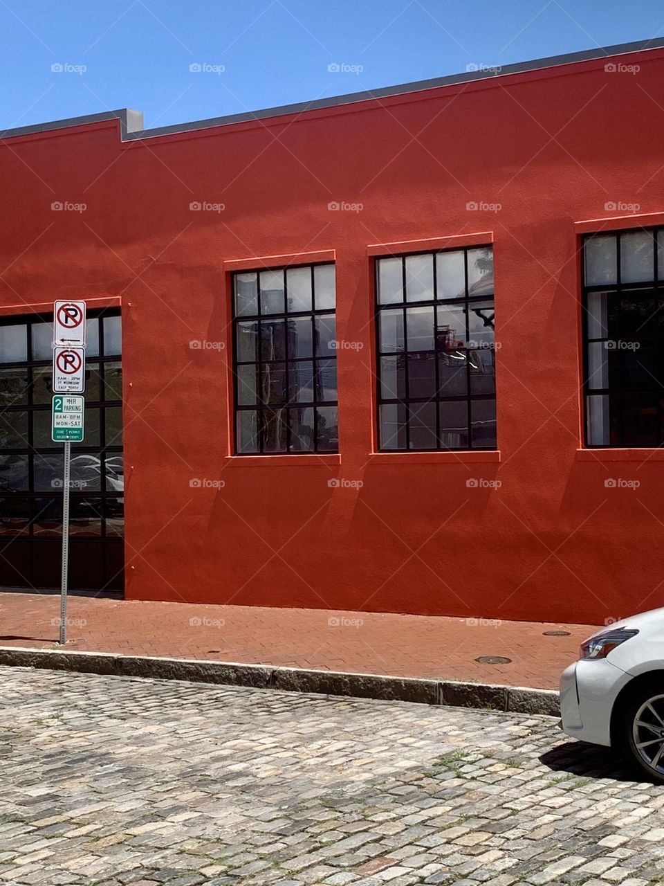 Red building w cobblestone 