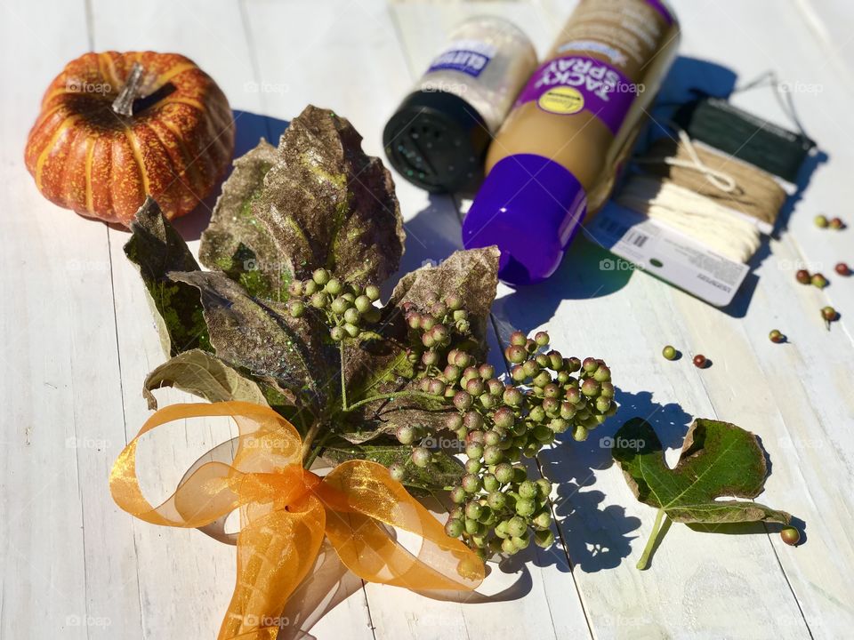 Gorgeous Table Centerpiece Using Fig Leaves 