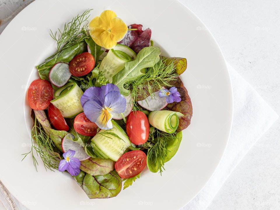 Summer salad with flowers 