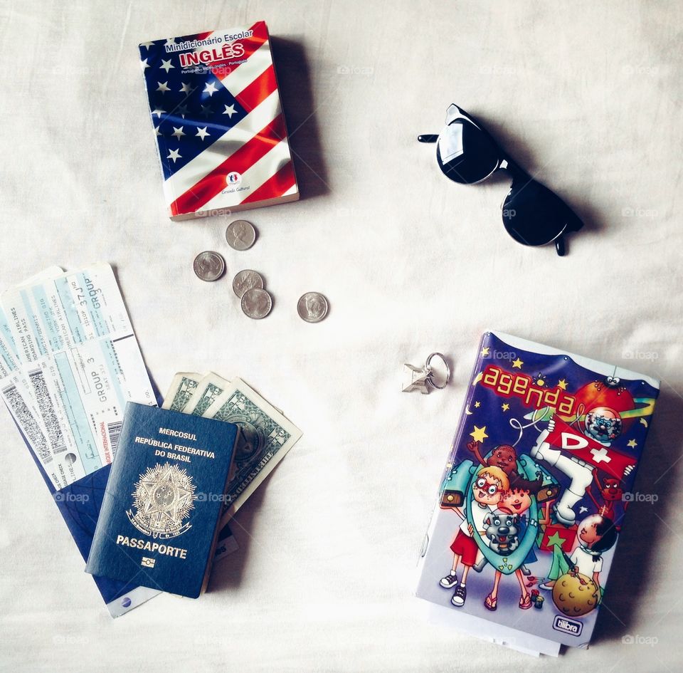 Survive in the world with $4, my sunglass and my agenda to take a note about my days experience! 