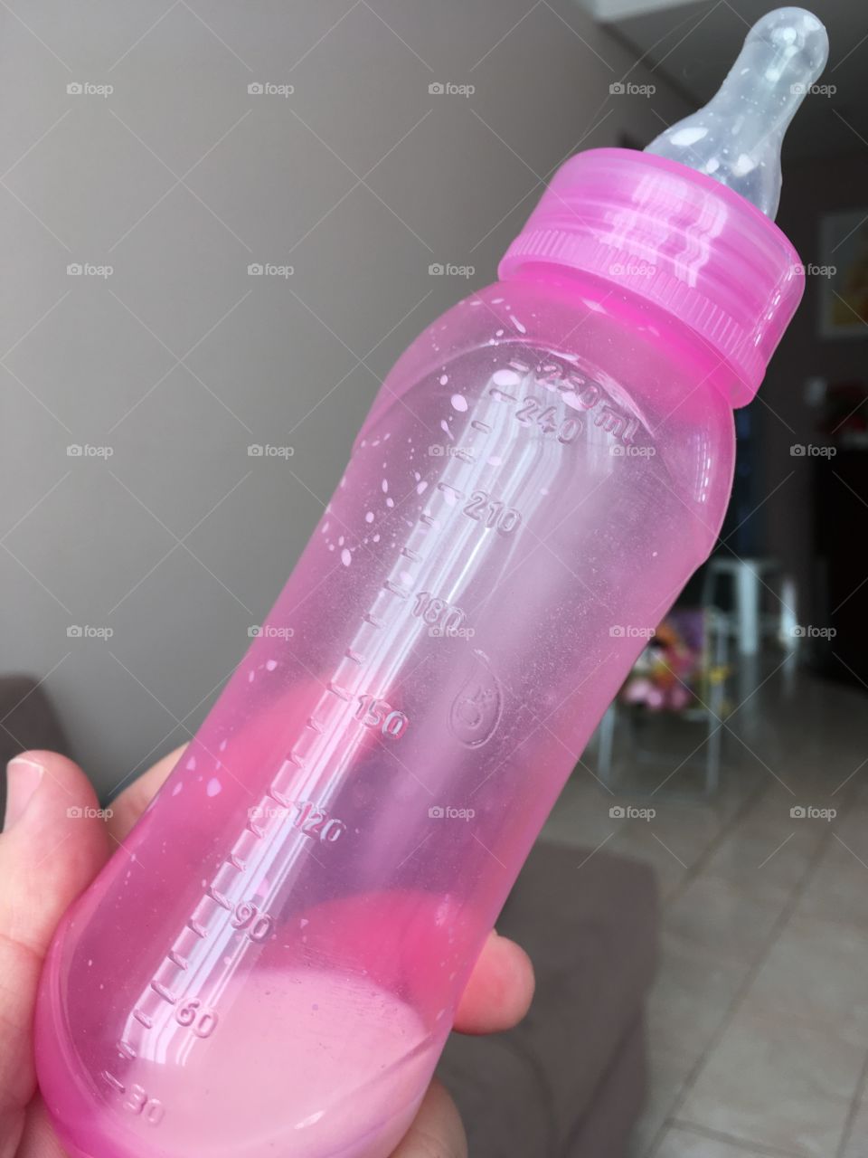 Alguém deixou um mini-restinho de leite na mamadeira...
Que fome! Nossa filhota caprichou! 🍼