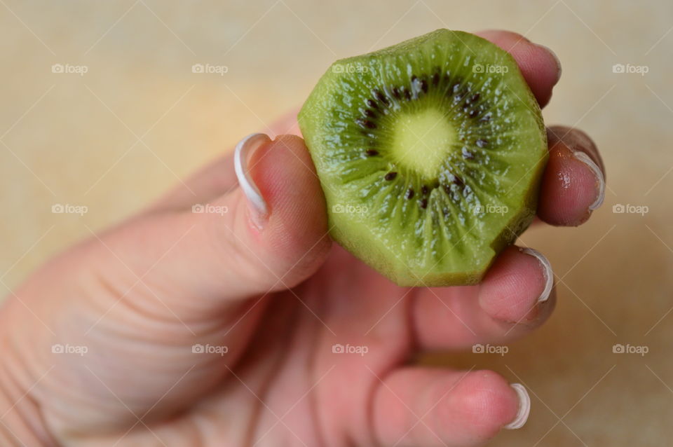 HOLDING KIWI