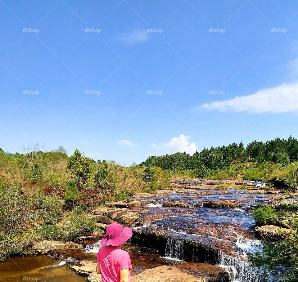 Nada se compara ao contato com a natureza, céu azul, água límpida numa cantiga tranquila,  cheiro de mato...