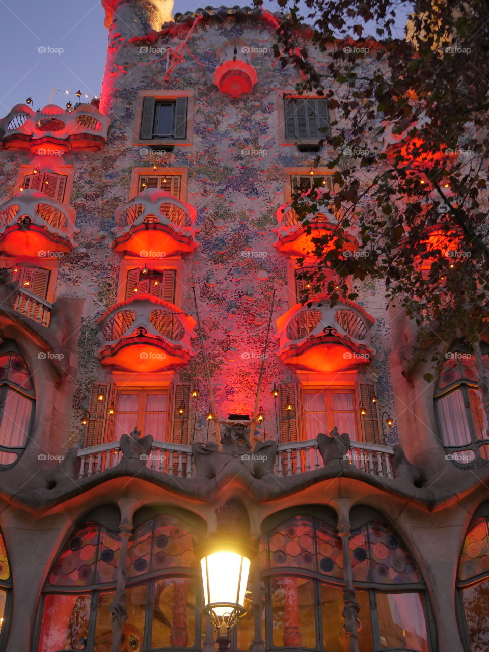 edificio de colores rojos y farola