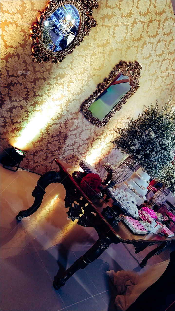 Decoração de festa de casamento. Lustre, iluminação.