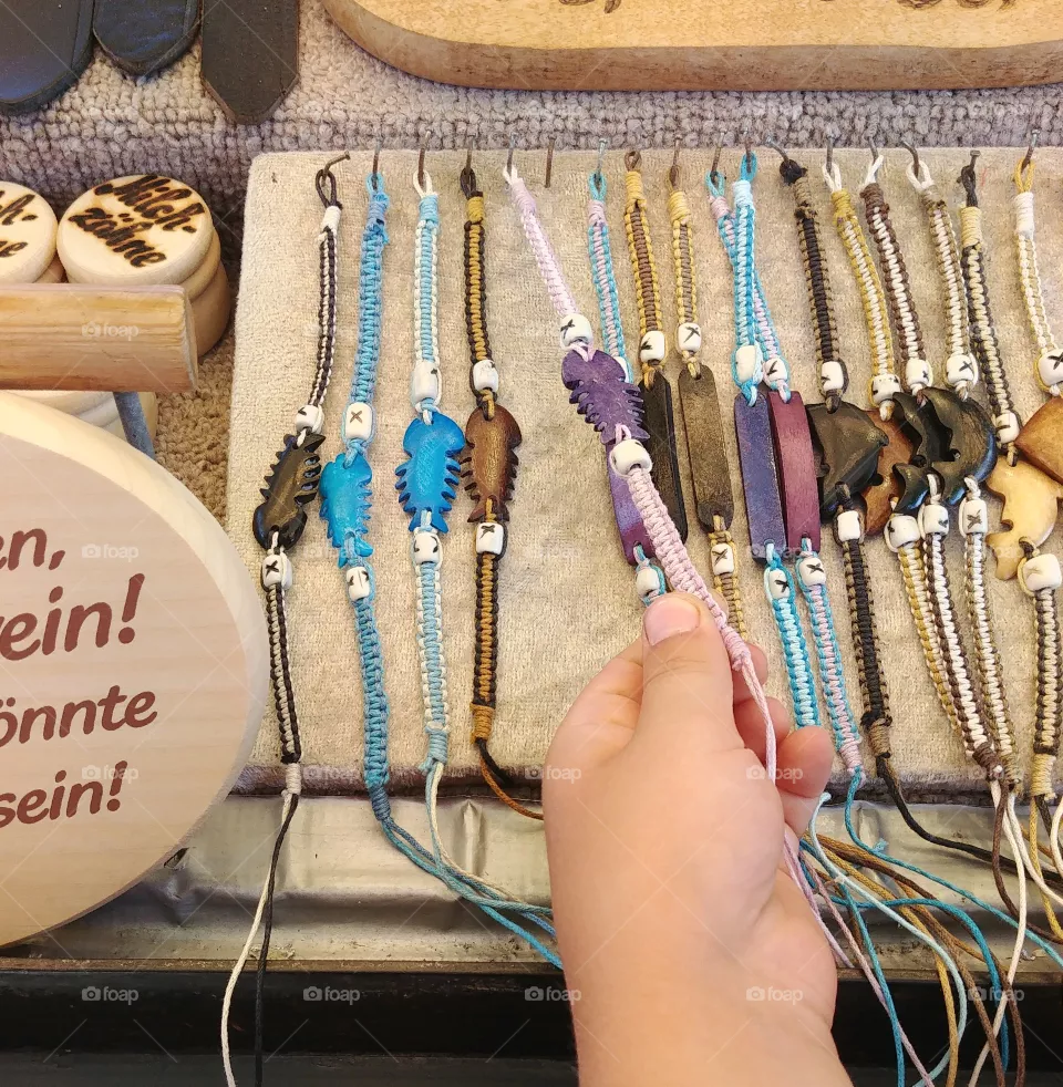 markt shoppen shopping kaufen kette. Armband hand handwerklich Handwerk handmade
