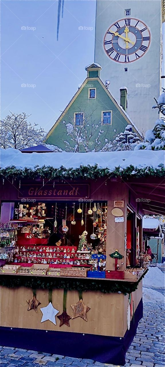 The “Glasstandl”, a wooden shed on the “Theresienplatz” in “Straubing”, “Bavaria”, Germany sells glasswares as well as Christmas decorations. It is part of the annual “Christkindlmarkt”, a popular Christmas fair. 2023. Hypnotic Productions
