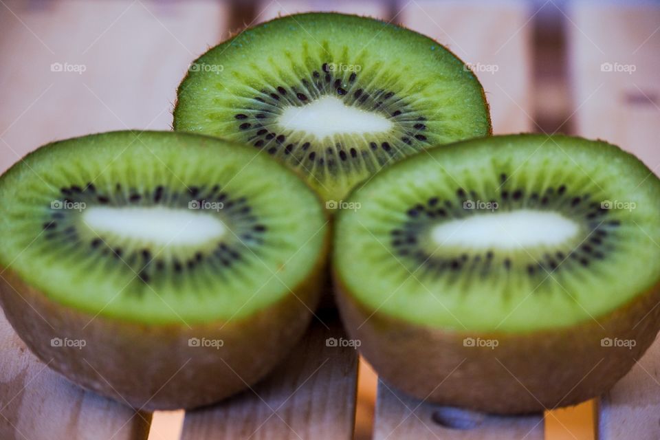 Green kiwifruit with white center