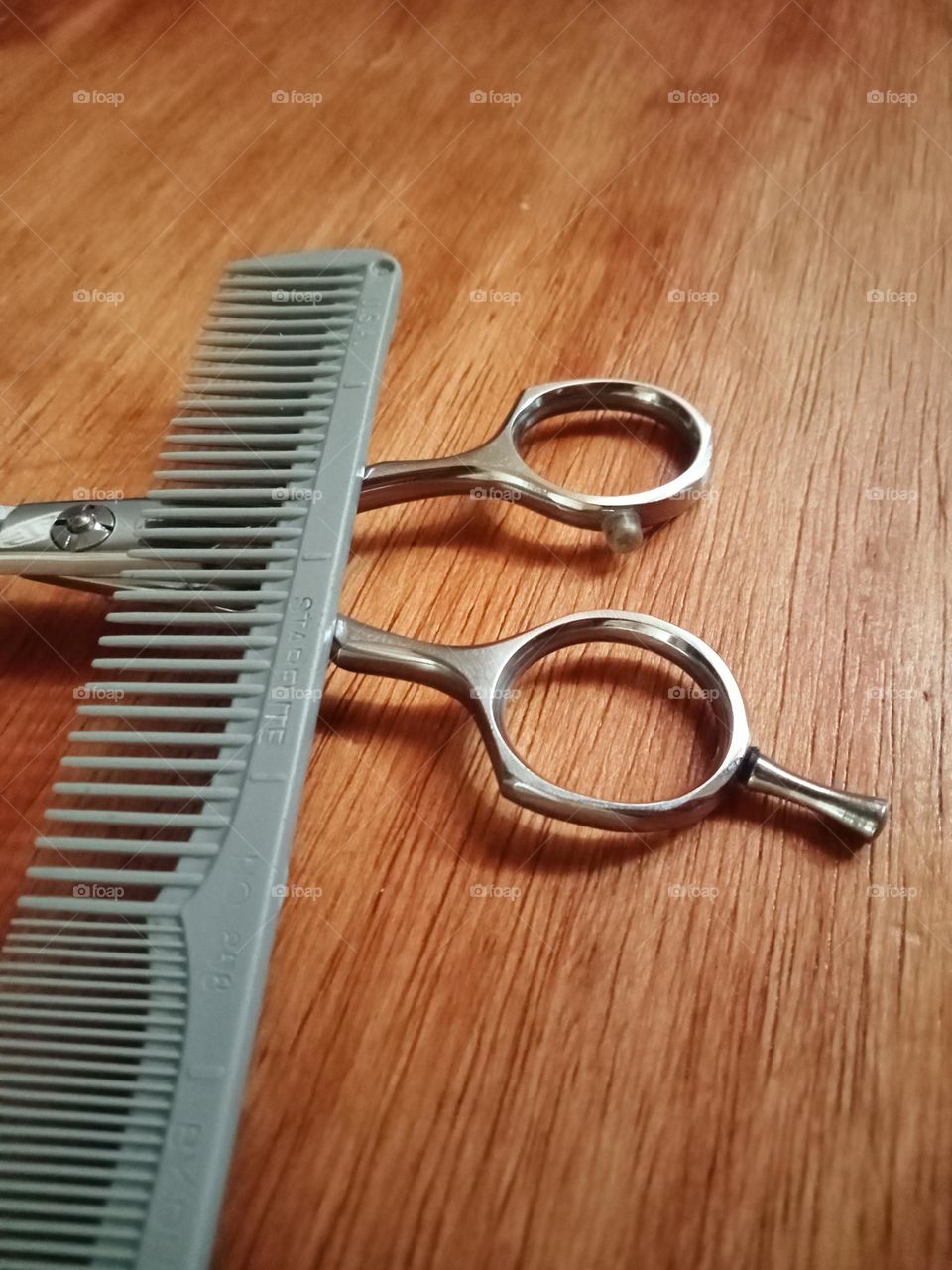 Comb and scissor on the table.