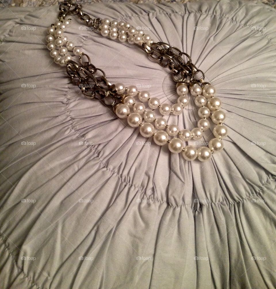 Classical elegance in pearl jewelry.