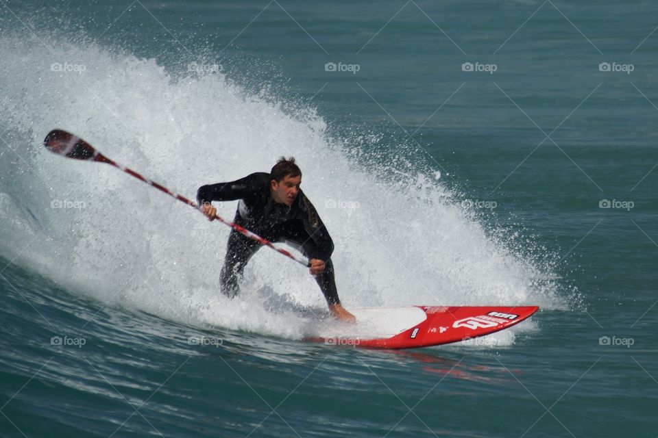Pirogue hawaiienne dans la vague
