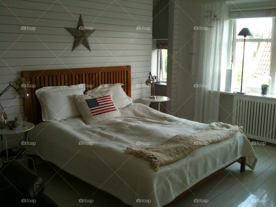 white design star bed by zebra