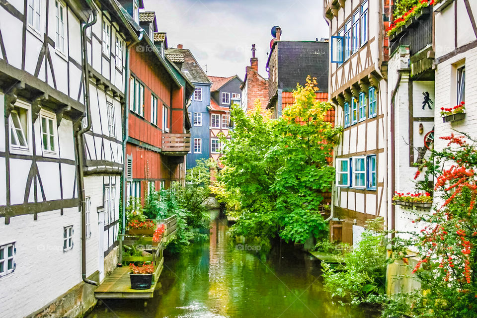 Altstadt von Wolfenbüttel, kleiner Fluß zwischen Fachwerkhäusern