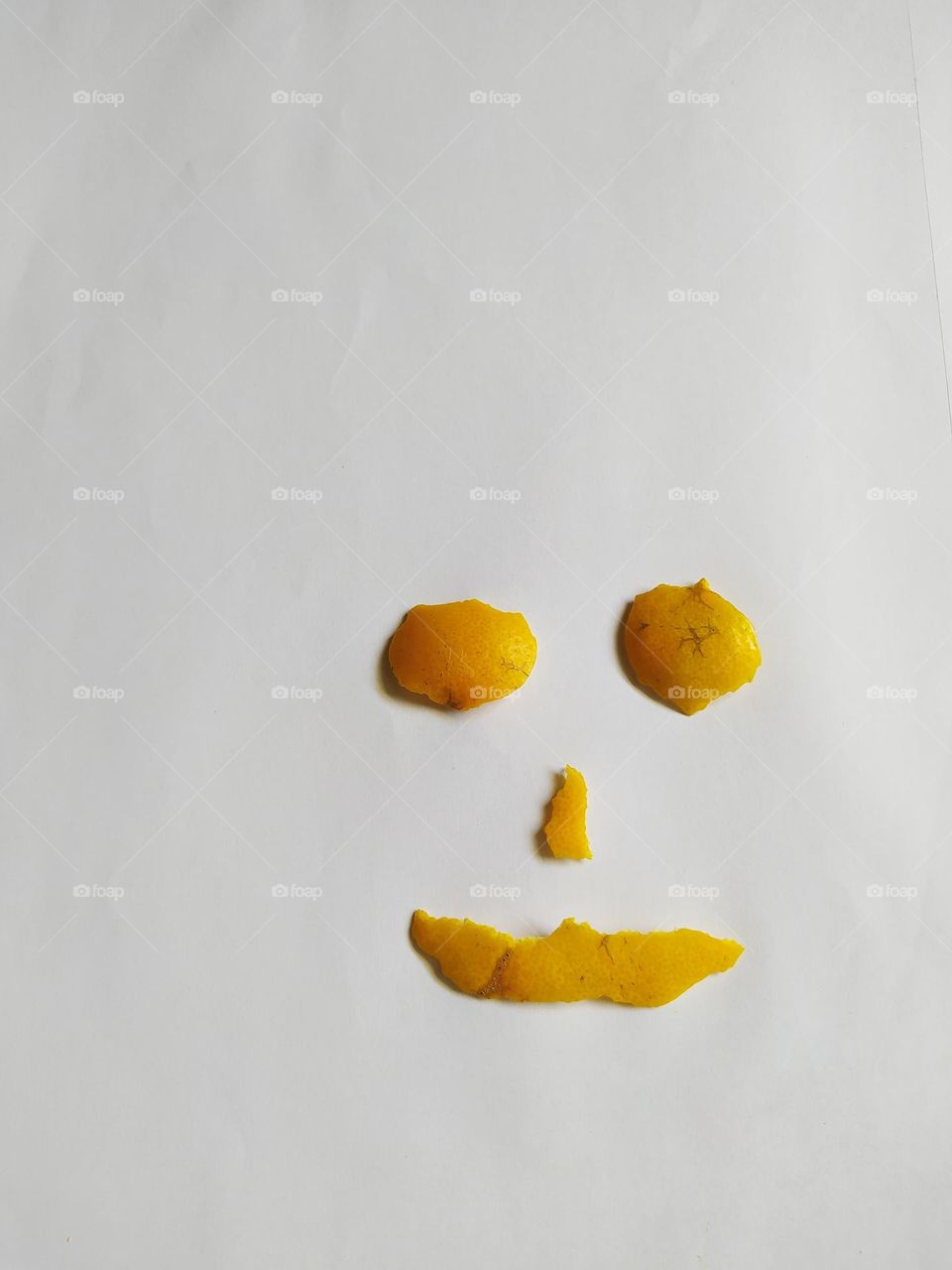 Make yellow orange peel slices into flat facial expressions