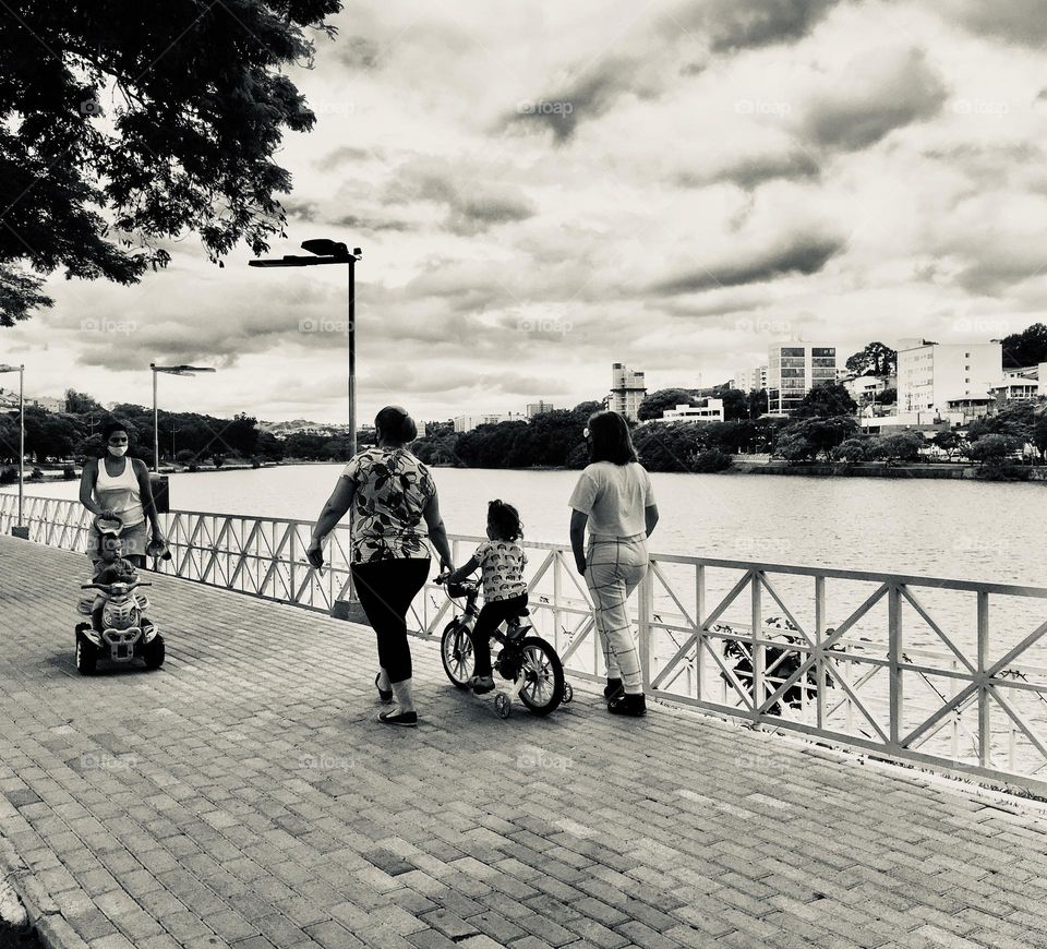 Strolling we go, enjoying the edge of the lake and taking the children to play. How good it is to walk! / Passeando nós vamos, curtindo a beira do lago e levando as crianças brincarem. Como é bom andar!