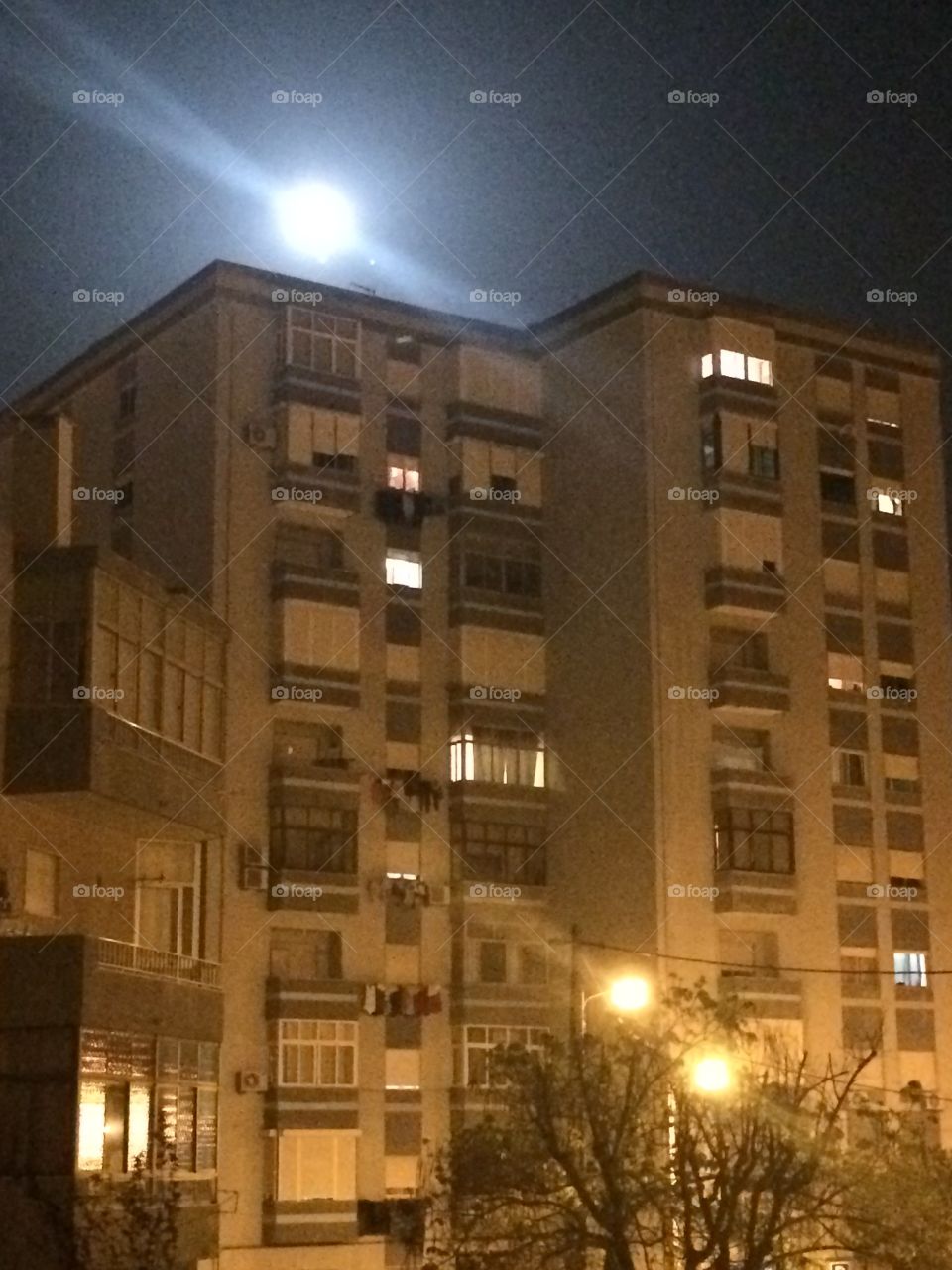 Building and full moon 🌙 