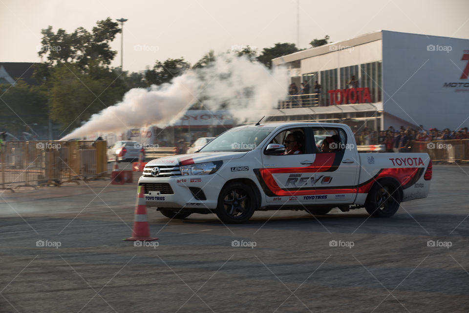 Toyota hilux revo drift show 