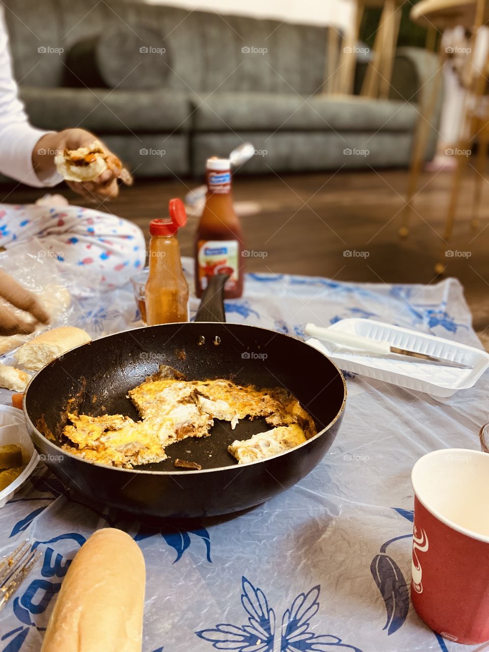 A simple and light dinner with my sister, eggs, tea and jam