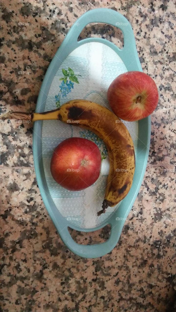 One banana between two apples