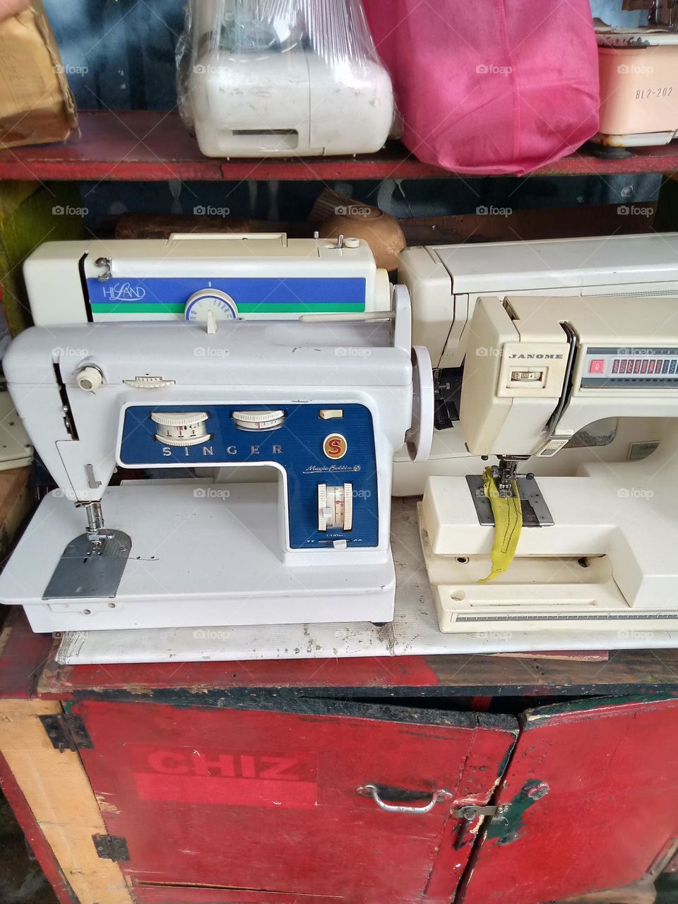 THE TRADITIONAL SEWING MACHINE ,, OLD BY TIMES,,