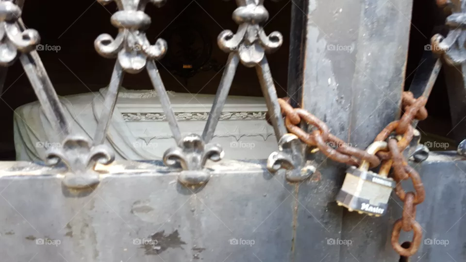 Grave door