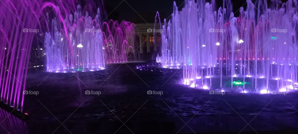 walk around the fountain,